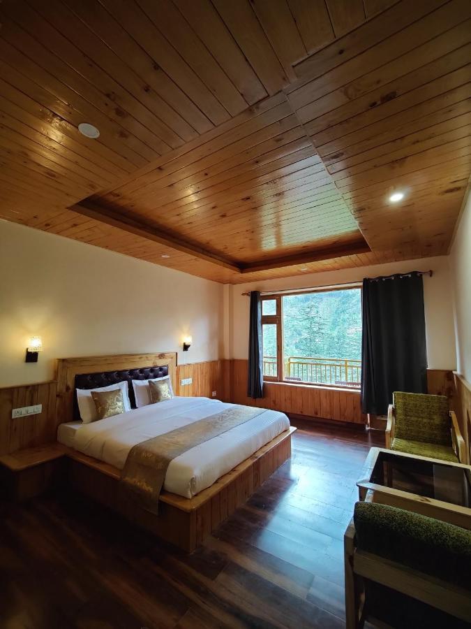 The Woodpecker Inn & Cafe, Jibhi Bagian luar foto
