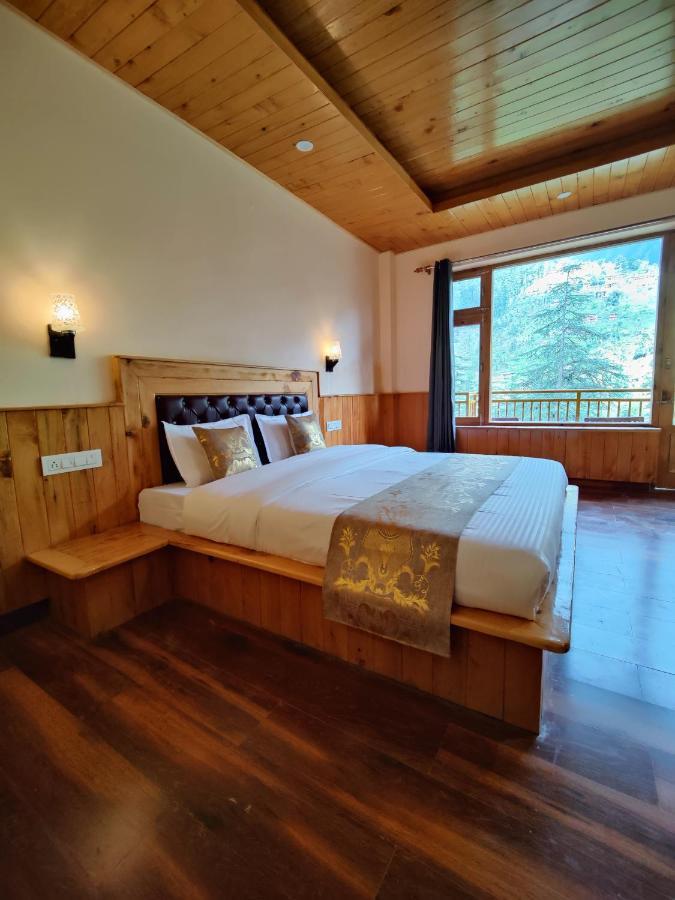 The Woodpecker Inn & Cafe, Jibhi Bagian luar foto