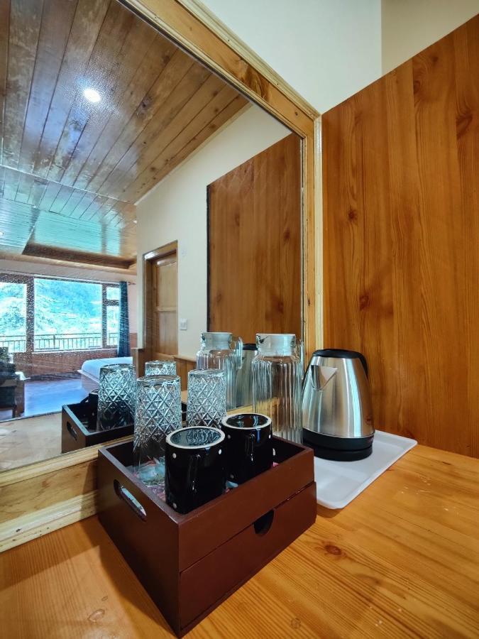 The Woodpecker Inn & Cafe, Jibhi Bagian luar foto