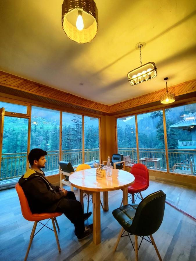 The Woodpecker Inn & Cafe, Jibhi Bagian luar foto