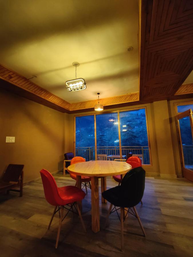 The Woodpecker Inn & Cafe, Jibhi Bagian luar foto