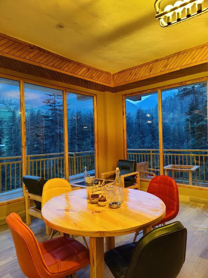 The Woodpecker Inn & Cafe, Jibhi Bagian luar foto