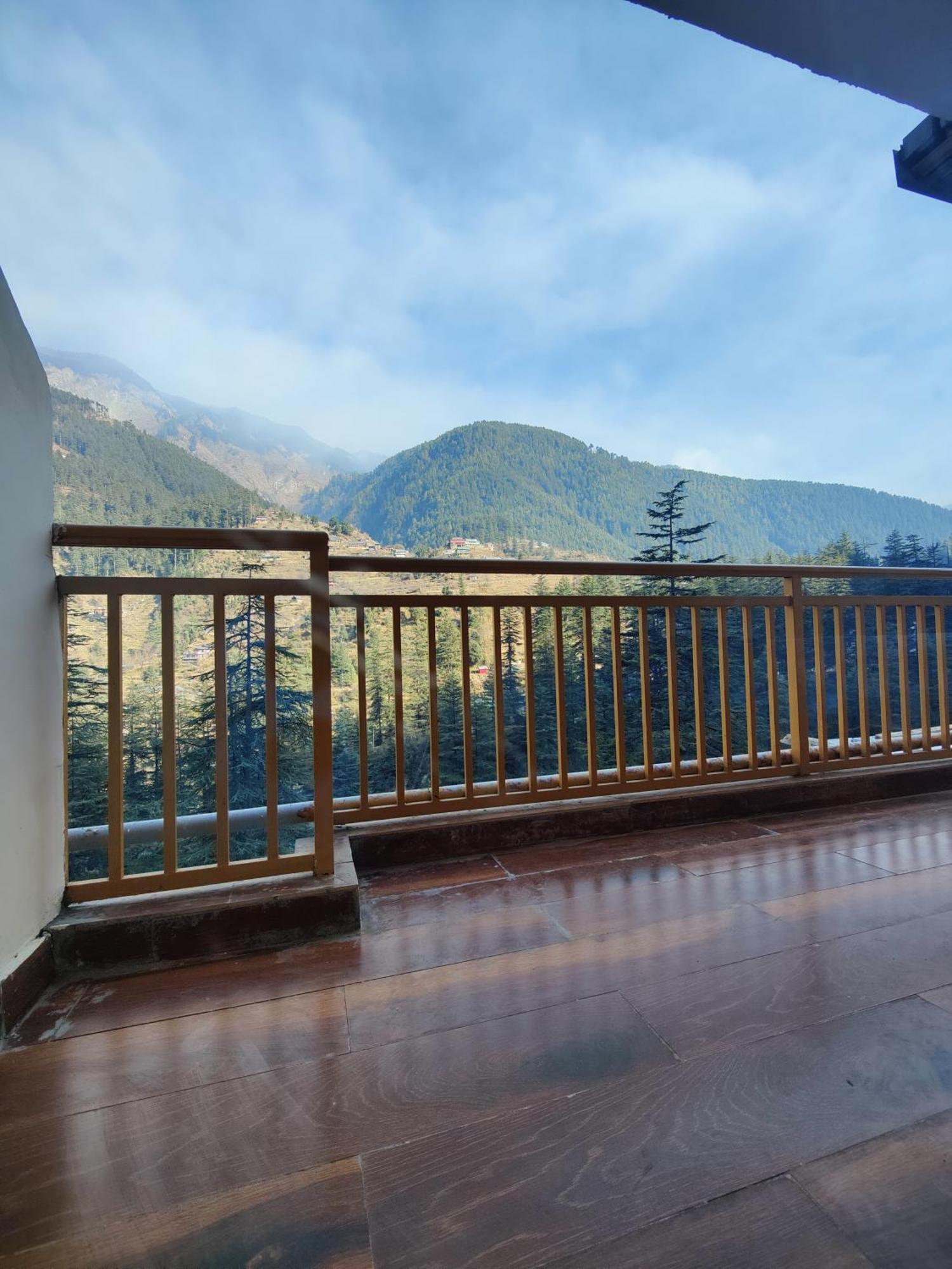 The Woodpecker Inn & Cafe, Jibhi Bagian luar foto