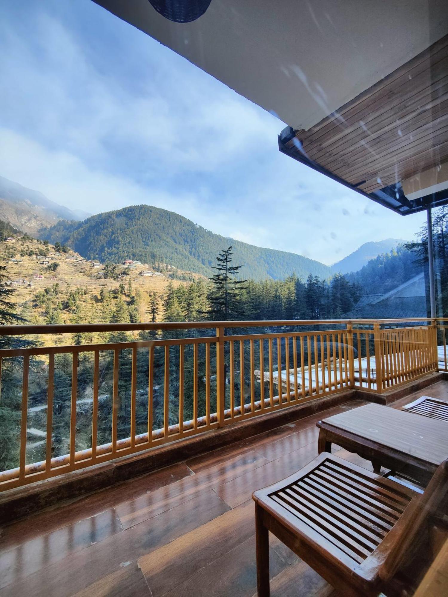 The Woodpecker Inn & Cafe, Jibhi Bagian luar foto