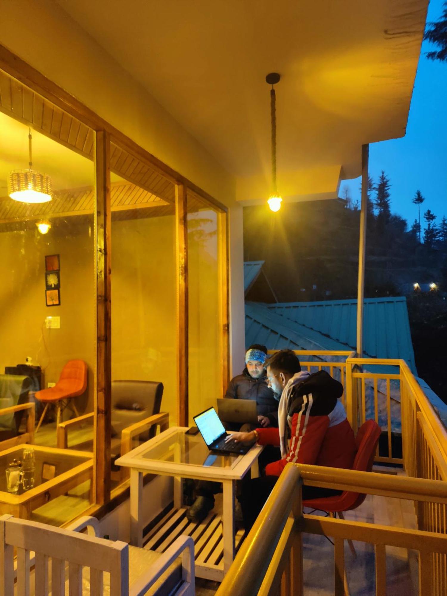 The Woodpecker Inn & Cafe, Jibhi Bagian luar foto