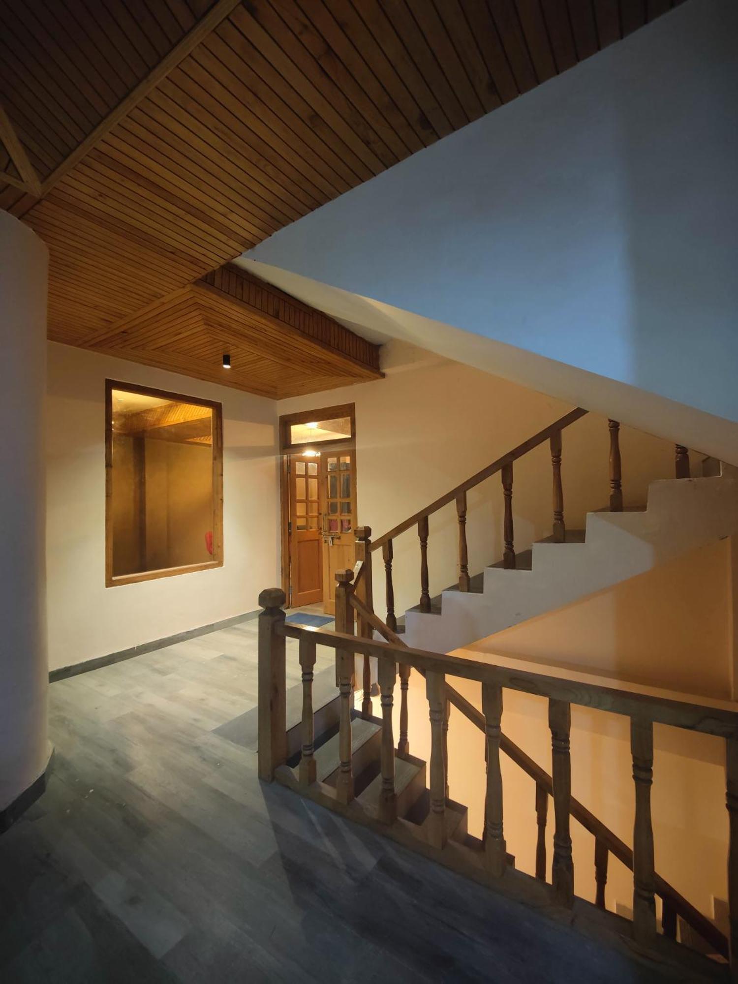 The Woodpecker Inn & Cafe, Jibhi Bagian luar foto