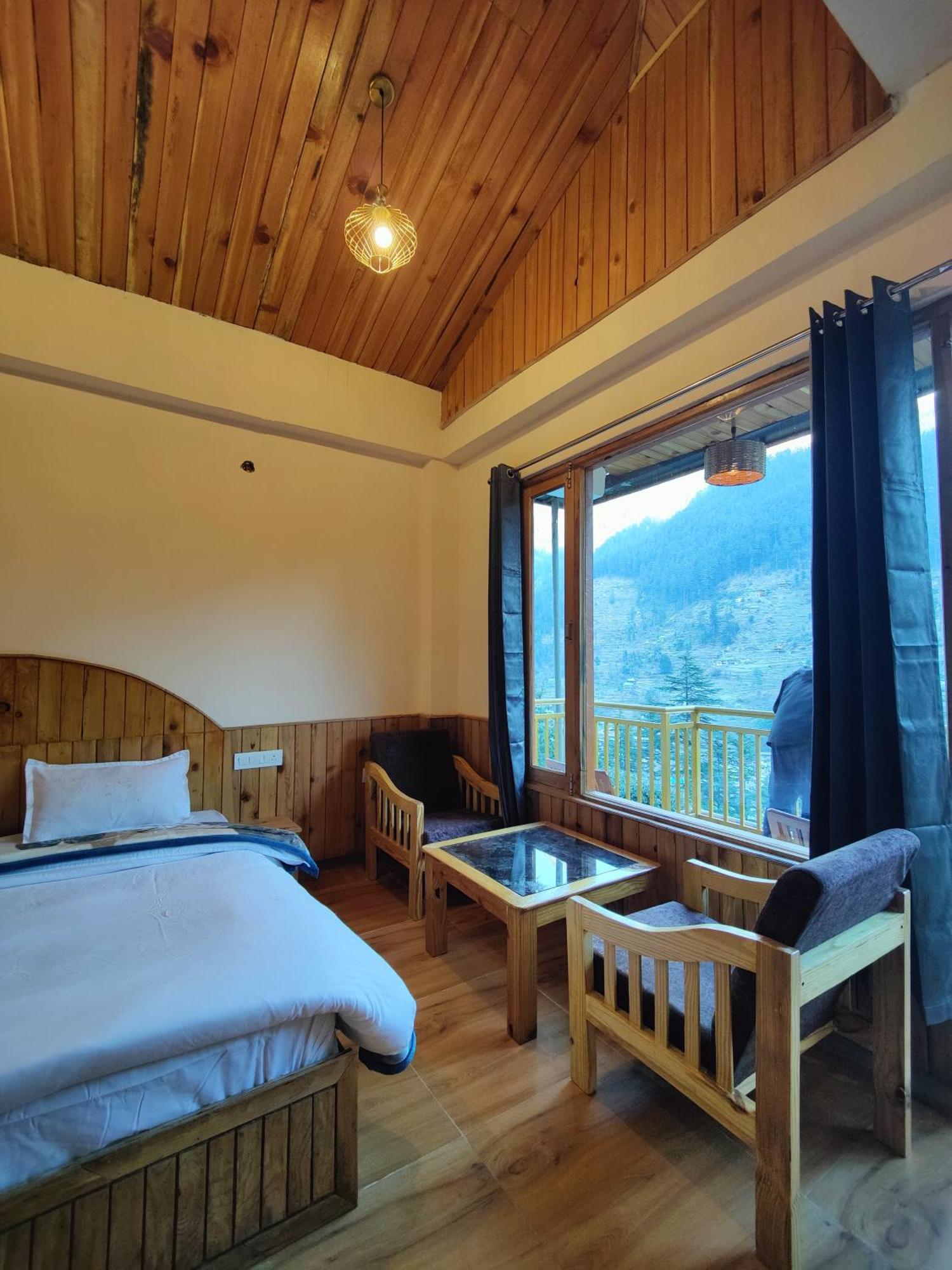 The Woodpecker Inn & Cafe, Jibhi Bagian luar foto