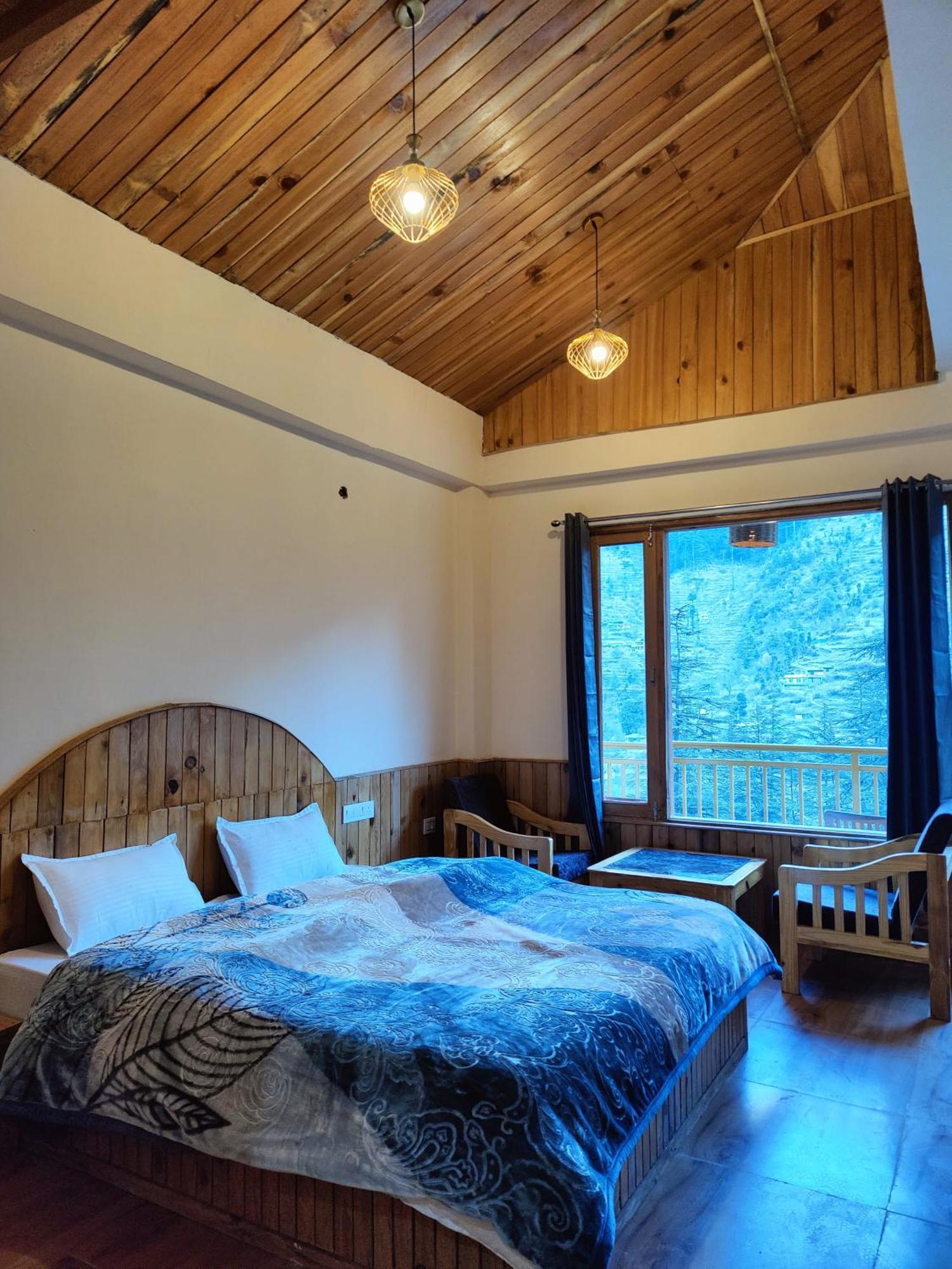 The Woodpecker Inn & Cafe, Jibhi Bagian luar foto